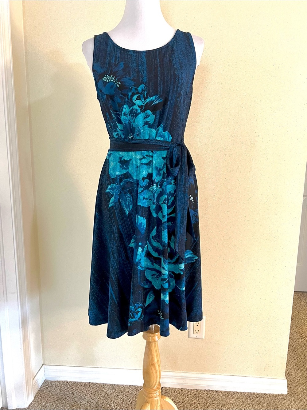 Soma Blue Floral Sleeveless Fit & Flare Dress M Tie Waist Stretch Knit comfy lux